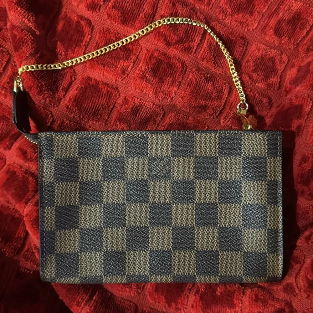 Women’s or men’s Louis Vuitton Pochette! Beautiful Red interior Mint condition - Picture 4 of 12